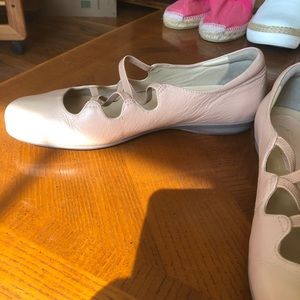 Earthies Leather Pink Ballet Flats